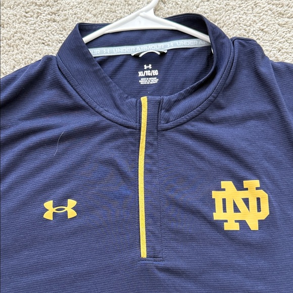 Notre Dame Under Armour Men's Quarter Zip Polo Shirt in Navy and Gold - Picture 3 of 4